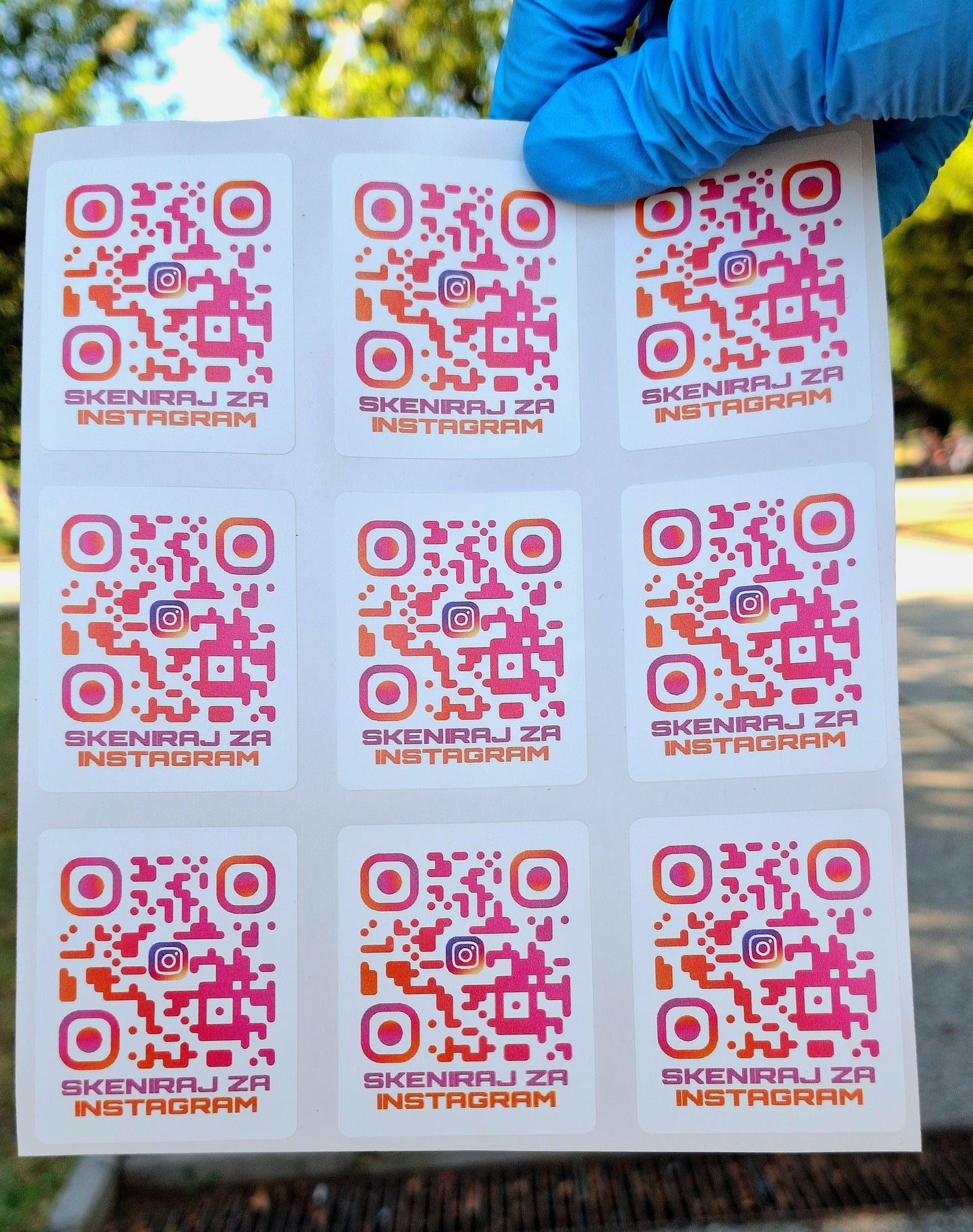 "100" QR KOD - STIKERA